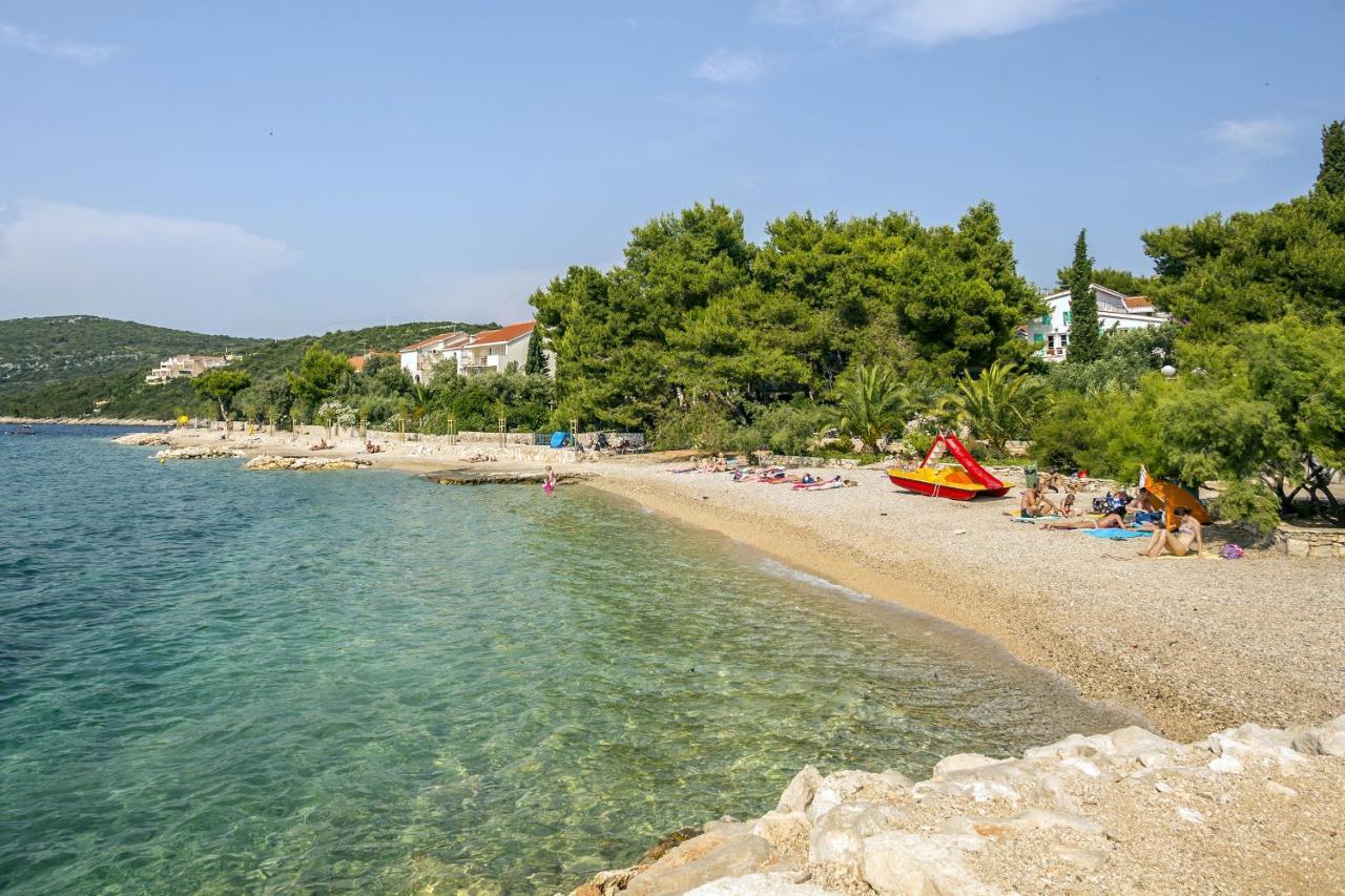 Apartments By The Sea Maslinica, Solta - 14748 Bagian luar foto