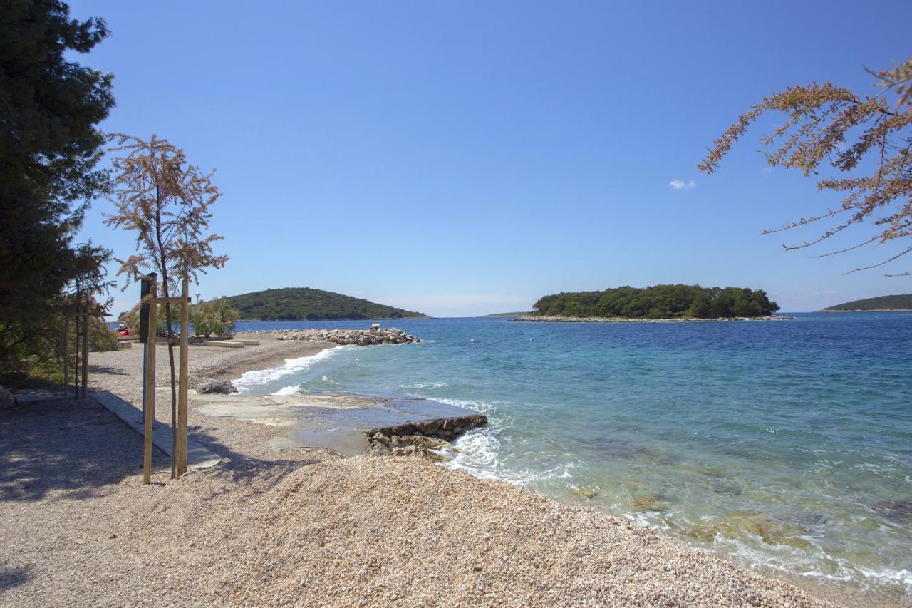 Apartments By The Sea Maslinica, Solta - 14748 Bagian luar foto